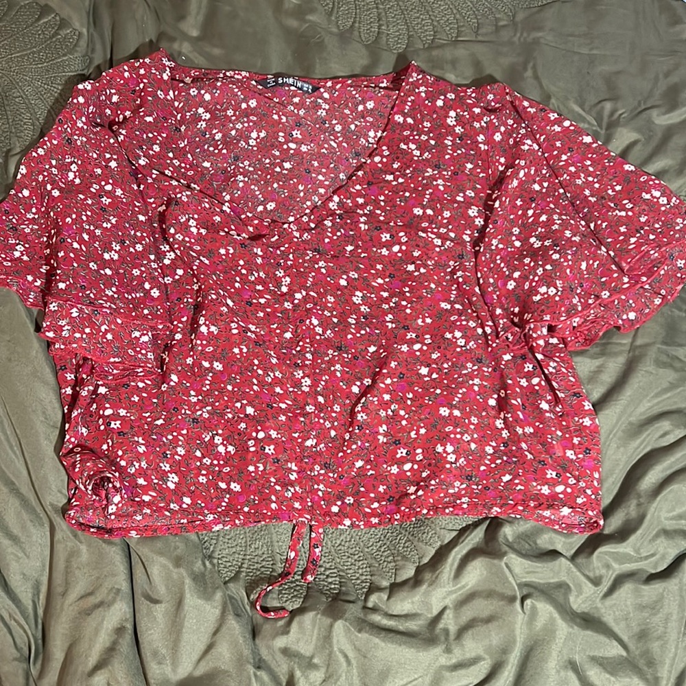 Mesh floral ruched bell sleeve crop top